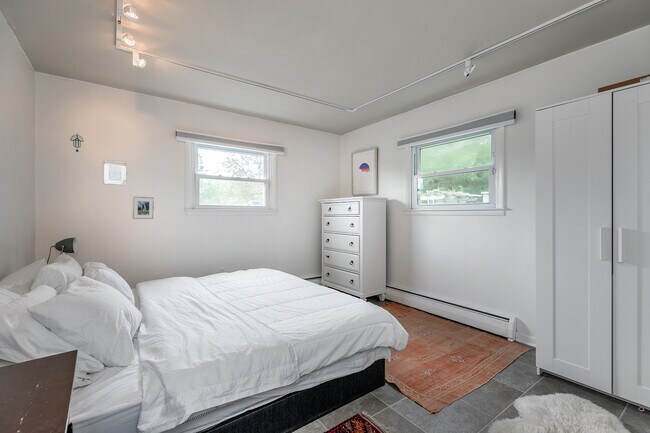 Building Photo - 17 Rhynus Rd