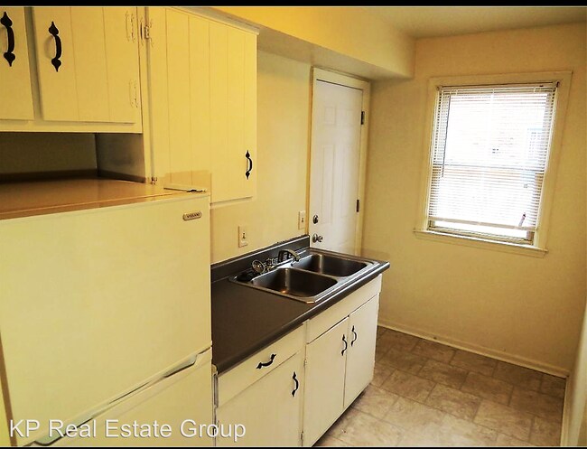 Building Photo - 5805-5805 N Meadows Blvd