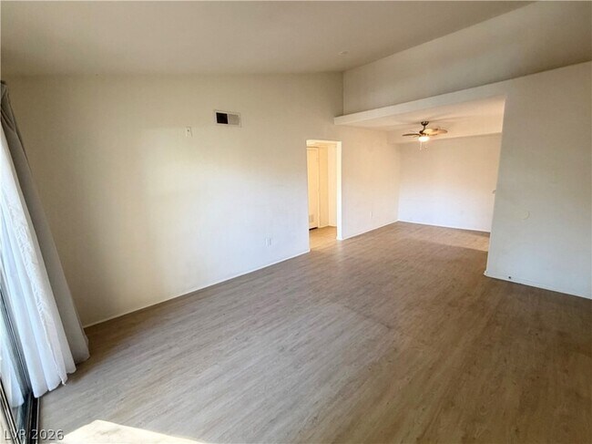 Foto del edificio - 2300 E Silverado Ranch Blvd