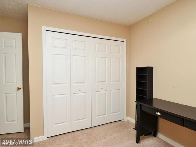 Building Photo - 3 br, 1.5 bath Townhome - 525 Georgetowne Ct