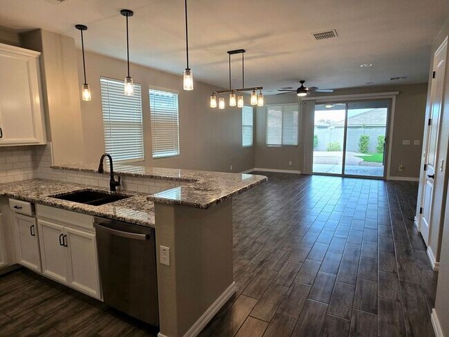 Foto del edificio - $300 MOVE-IN DISCOUNT - 3-BEDROOM WITH COMMUNITY POOL