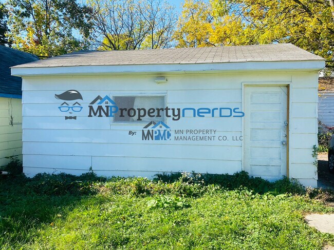 Building Photo - UPDATED 3 BD AND 1 BATH LISTING