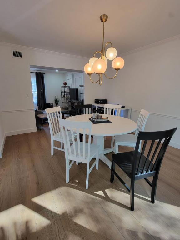 Foto del edificio - 14716 Carnation Dr