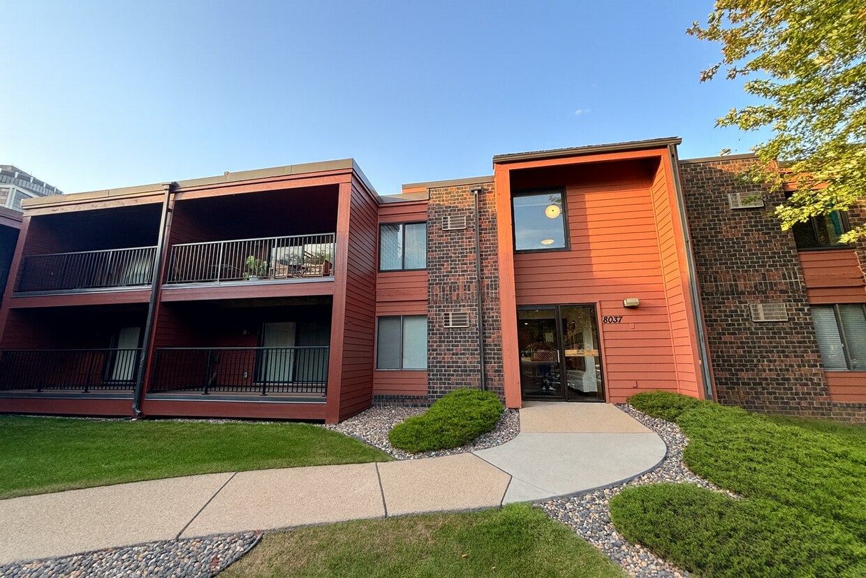 Foto principal - Quaint, Updated 1 Plus Den Condo in Bloomi...