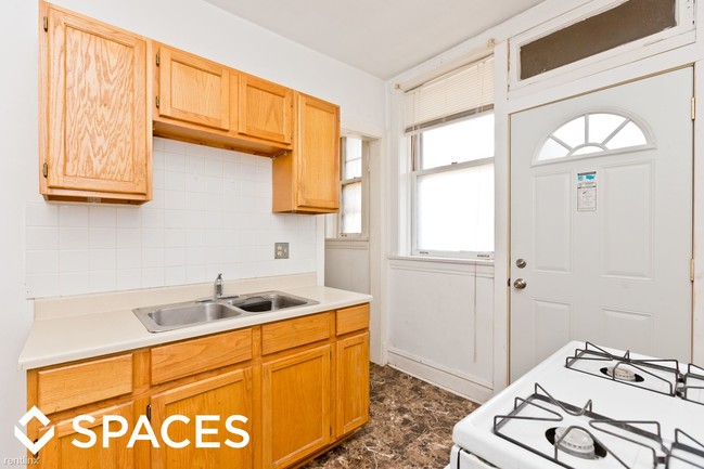 Building Photo - 5051 N Damen Ave