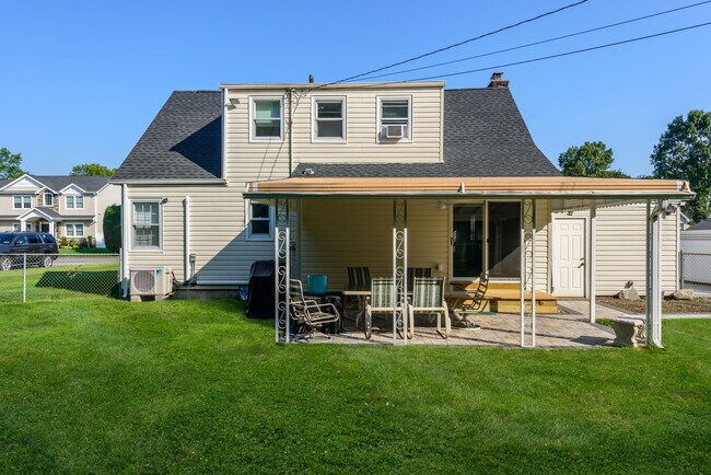 Building Photo - 142 Parkway Dr