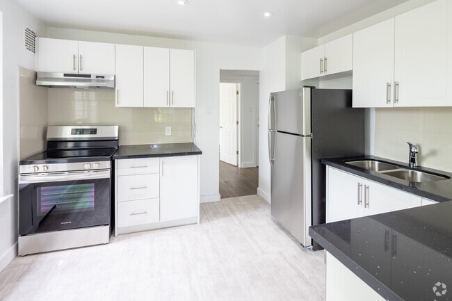 Interior Photo - 869-875 Avenue Rd