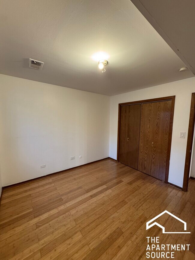 Foto del edificio - 7427 N Western Ave