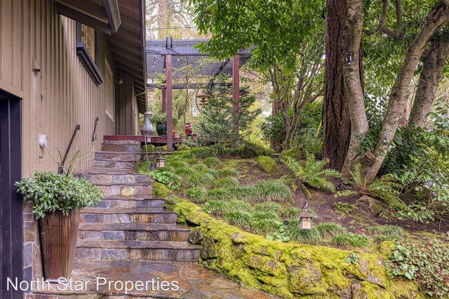 Building Photo - 2 br, 2.5 bath House - 814 Lakeshore Road