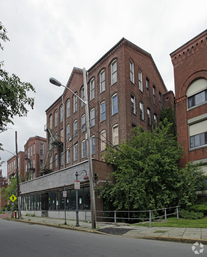 Building Photo - 24 1/2 Van Houten St