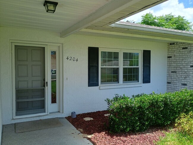 Building Photo - 3 bedroom, 2 bath  2 car garage POOL HOUSE
