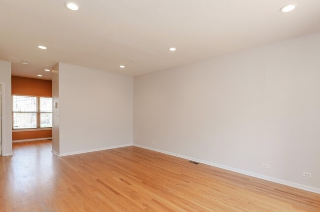 Building Photo - 4530 S Woodlawn Ave