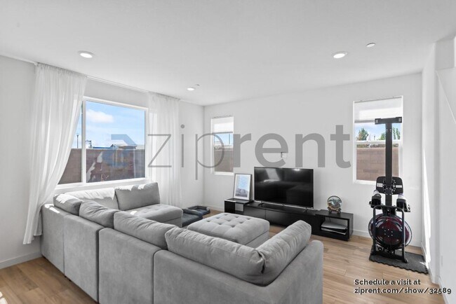 Building Photo - 15954 Testarossa St