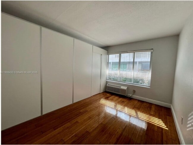 Foto del edificio - 7315 Carlyle Ave