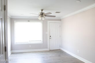 Building Photo - 514 Perry Ln