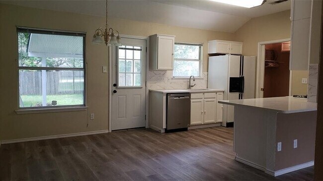 Foto del edificio - 800 Lone Star Dr