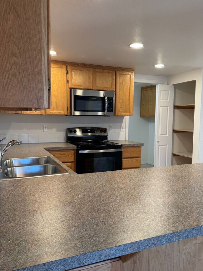 Foto del edificio - Charming 3-Bed Duplex with 2.5 Baths & 1600 Sq Ft - Prime Spanaway Location!