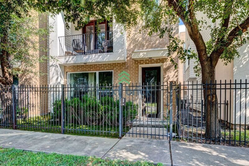 Primary Photo - 1220 Summer St
