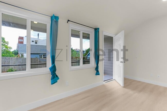 Building Photo - Unit