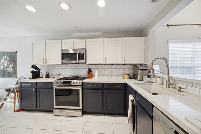 Building Photo - 5802 Spring Sunrise Dr