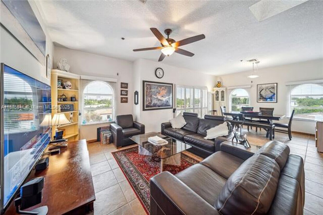 Foto principal - 9008 Collins Ave