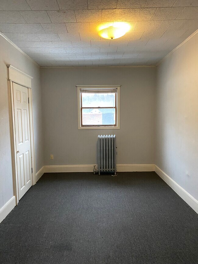 Dormitorio 1 - 498 N Main St