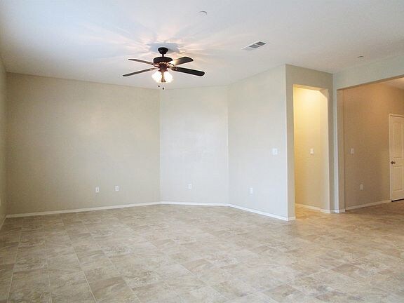 Building Photo - Stunning 3 bedroom 2 bathroom