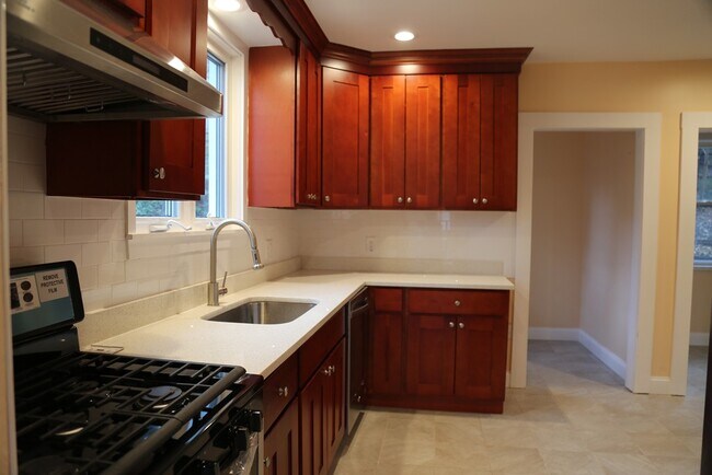 Building Photo - 114 Paul Revere Rd