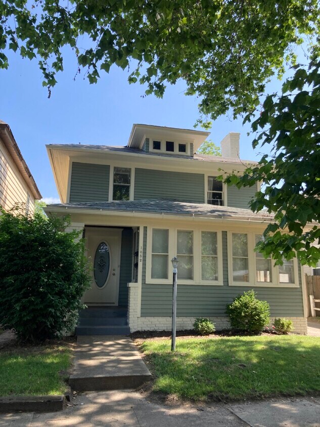 Primary Photo - 1052 Woodward Ave