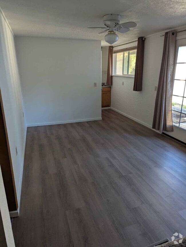 Building Photo - 420 N Tamarack St