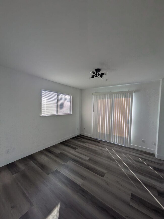 Foto del edificio - 305 N Cedar St