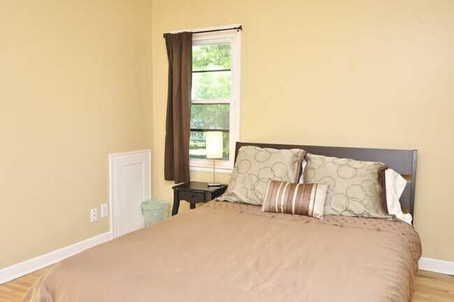 Building Photo - Spacious 3-Bed Duplex with Garage and 2 bathrooms in Minneapolis!