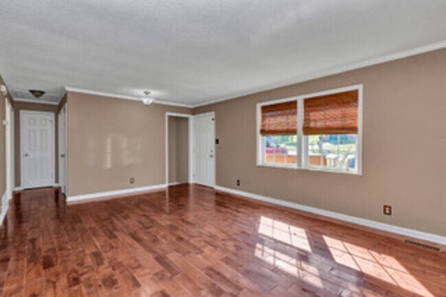 Building Photo - Knoxville 37931 - 4 bedroom, 2 bath home -...