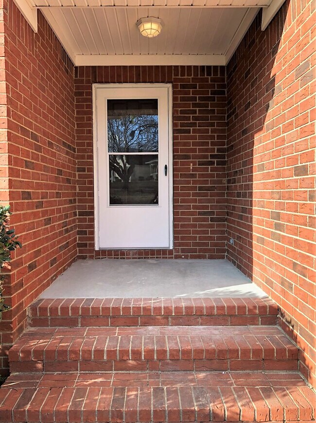 Building Photo - 4311 Creekview Dr
