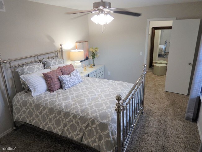 Building Photo - 3 br, 3 bath Apartment - The Warwick