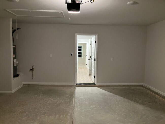 Foto del edificio - Beautiful, Spacious 4 BR 2 BA Home, Hurry ...