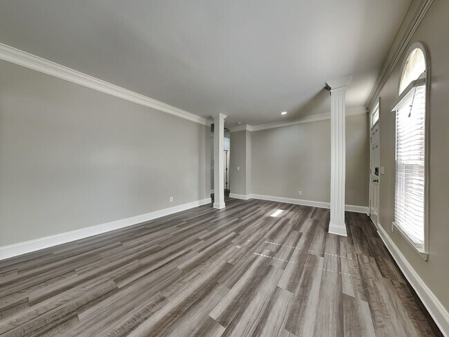 Building Photo - 504 Willow View Dr