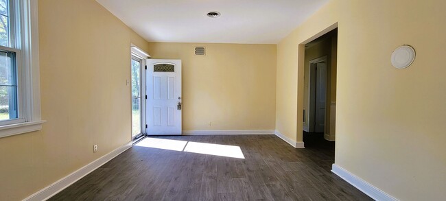 Foto del edificio - Revamped 4 bedroom on large lot off of Elk...