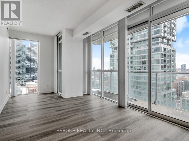 Building Photo - 126 Simcoe St