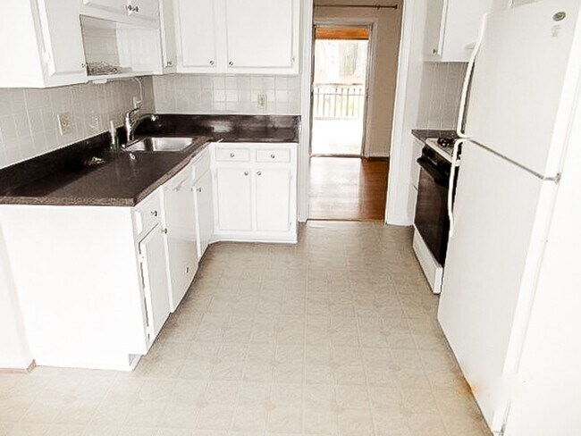 Building Photo - Stunning 4 Bedroom 2.5 Bathroom 3-Level Ho...