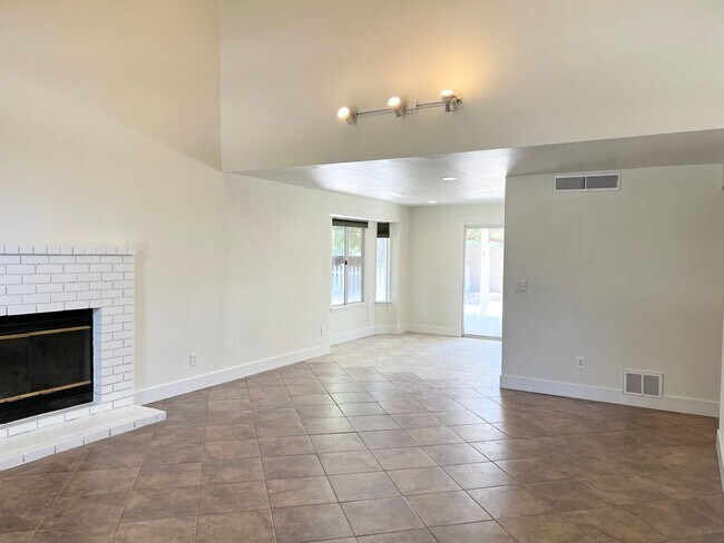 Building Photo - Beautiful 4/2 in North Fresno