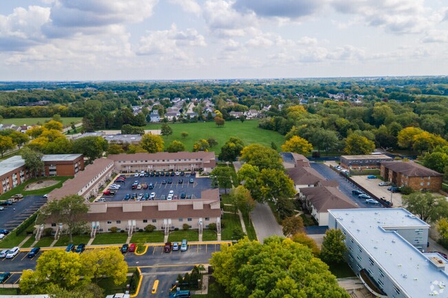 Building Photo - 802 Edgebrook Dr