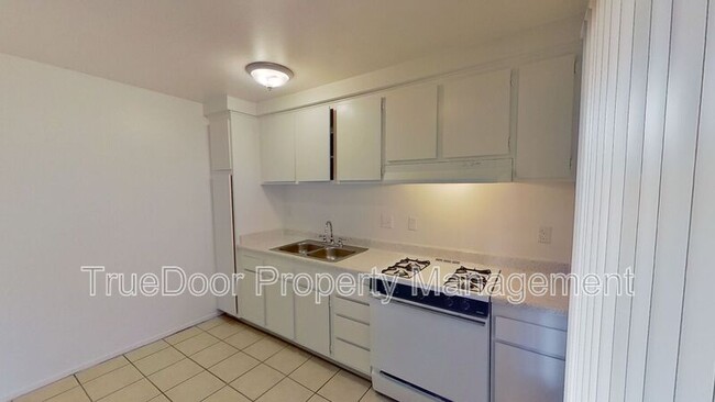 Building Photo - 583 N Tustin Ave
