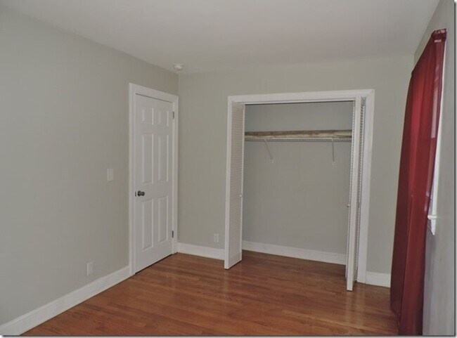 Foto del edificio - 310 Forrest Rd W