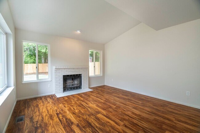 Building Photo - North Bothell 3 bdrm Townhome with private...