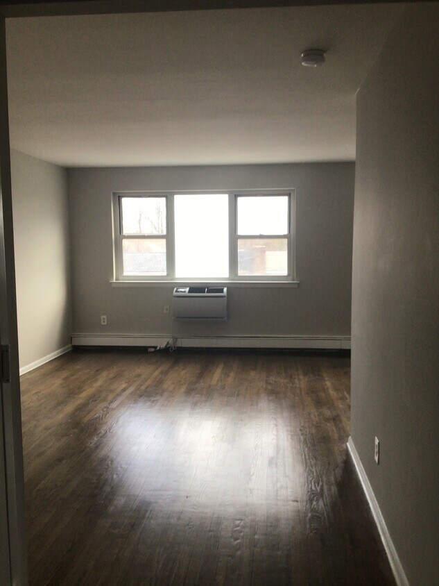 2578 50th St Unit 3rd flr, Woodside, NY 11377 2578 50th St Woodside