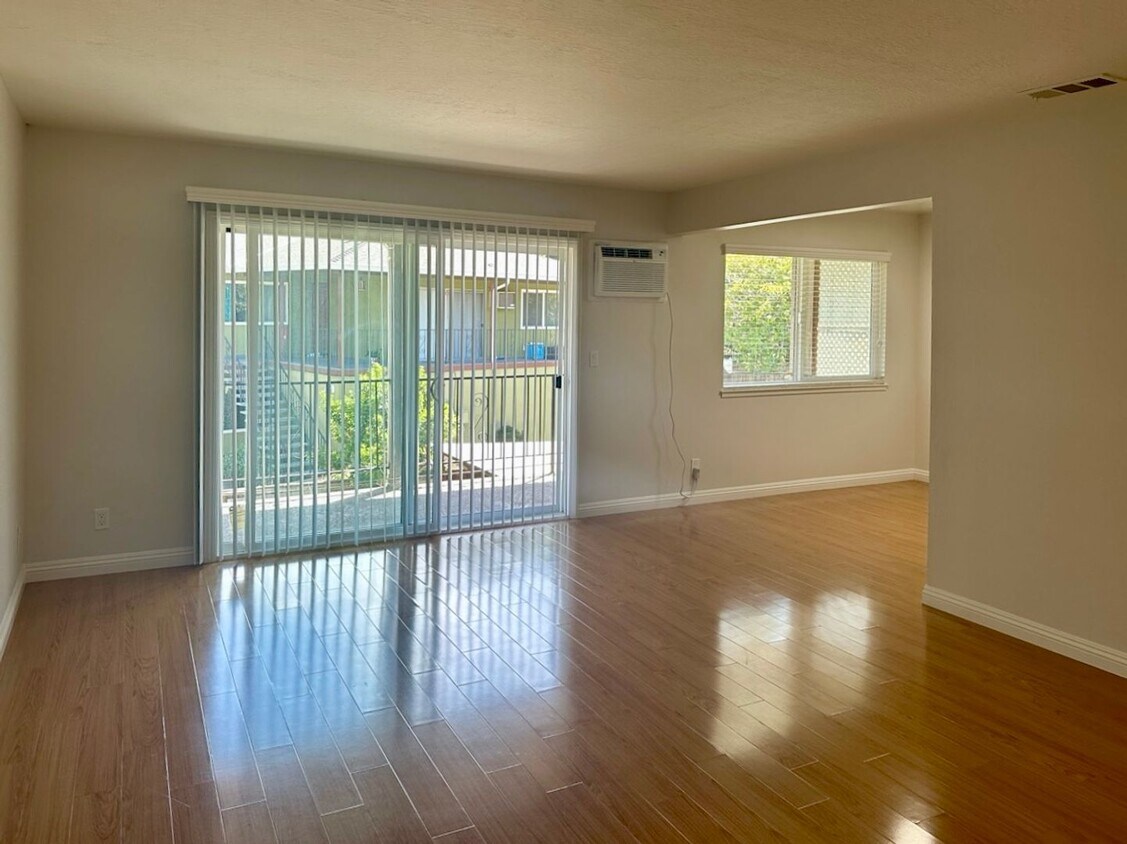 Foto principal - Spacious 2 Bedroom a Bath Upstairs Apartme...
