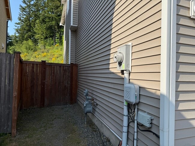 Building Photo - 5 bedroom spanaway home!