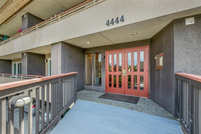 Building Photo - Large Freshly Remodeled and AIR CONDITIONE...