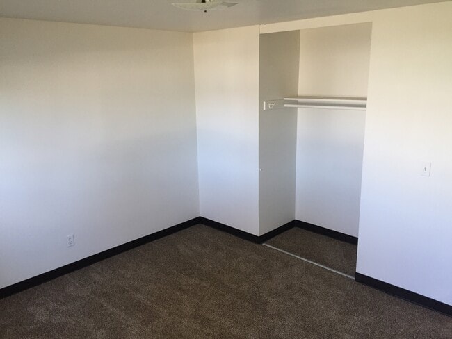 Building Photo - 2 bedroom 1 bath with 1 car garage